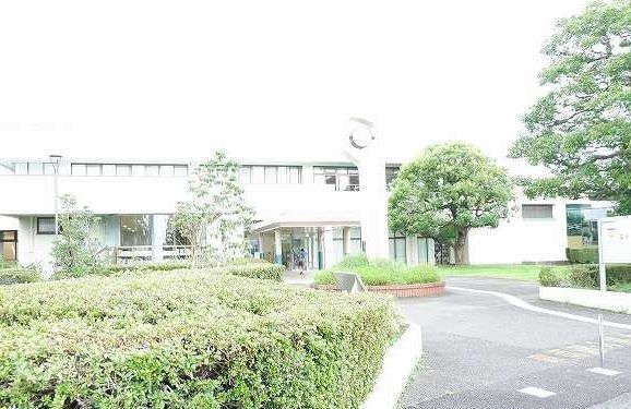 近くの東久留米市立中央図書館まで800m（徒歩10分）