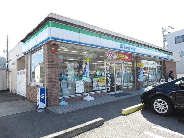 近くのファミリーマート南田宮店さんまで450m（徒歩6分）
