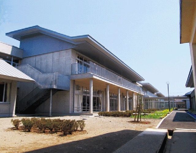 近くの市立萩原小学校まで750m（徒歩10分）