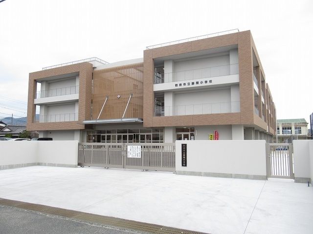 近くの防府市立勝間小学校まで130m（徒歩2分）