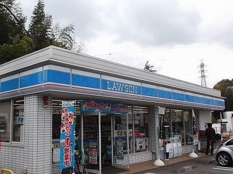 近くのローソンまで450m（徒歩6分）