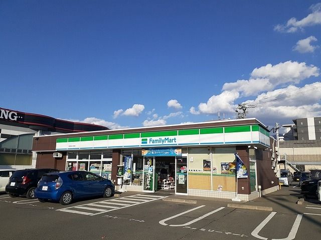近くのファミリーマート塩尻南ヶ丘南店まで800m（徒歩10分）
