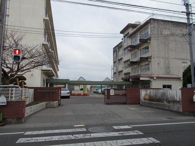 近くの安東小学校まで600m（徒歩8分）