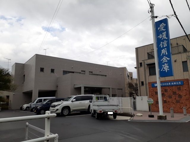 近くの愛媛信用金庫砥部支店様まで350m（徒歩5分）