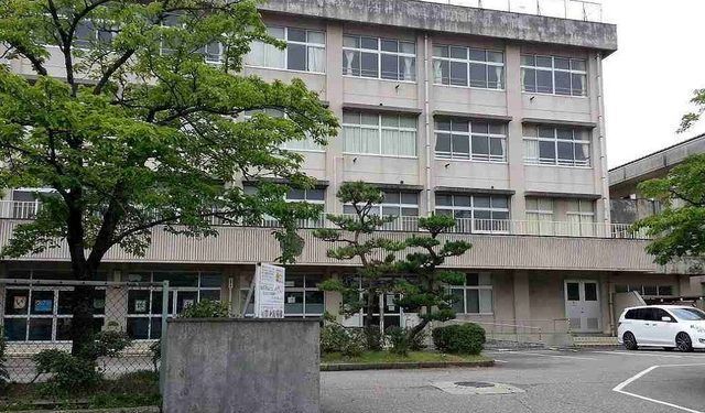 近くの桜ヶ丘小学校まで500m（徒歩7分）