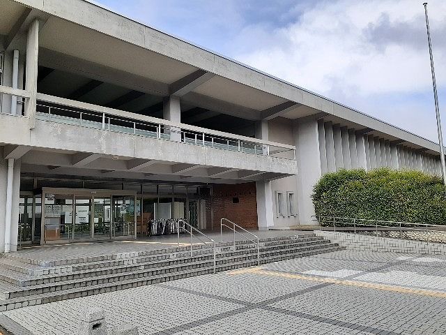 近くの富山県立図書館まで950m（徒歩12分）