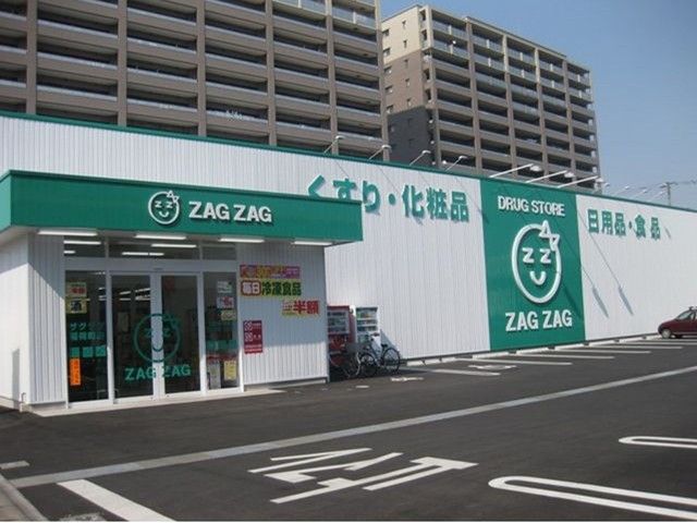 近くのザグザグ稲荷町店まで500m(徒歩7分)