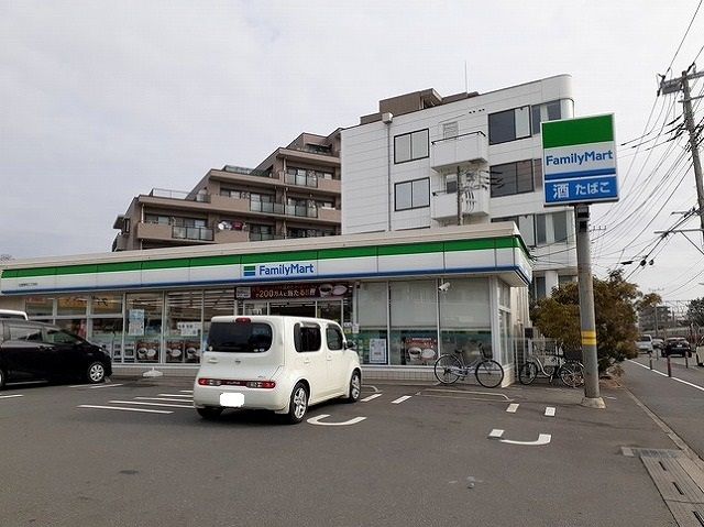 近くのファミリーマートまで520m(徒歩7分)