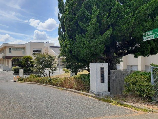 近くの浜崎小学校まで800m（徒歩10分）