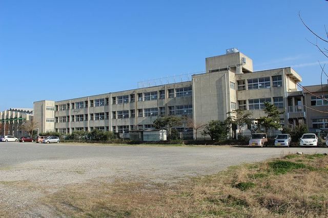 近くの小学校まで800m（徒歩10分）