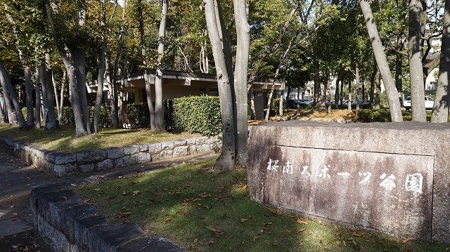 近くの桜南スポーツ公園まで800m（徒歩10分）