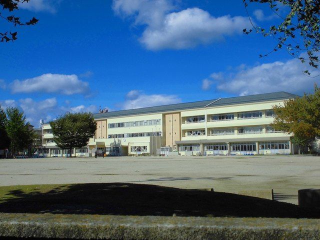 近くの南小学校まで500m(徒歩7分)