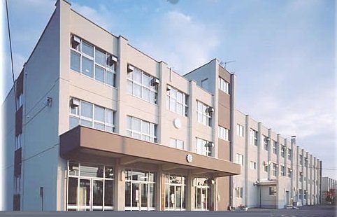 近くの西岡南小学校まで740m（徒歩10分）