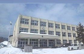 近くの西岡中学校まで540m（徒歩7分）