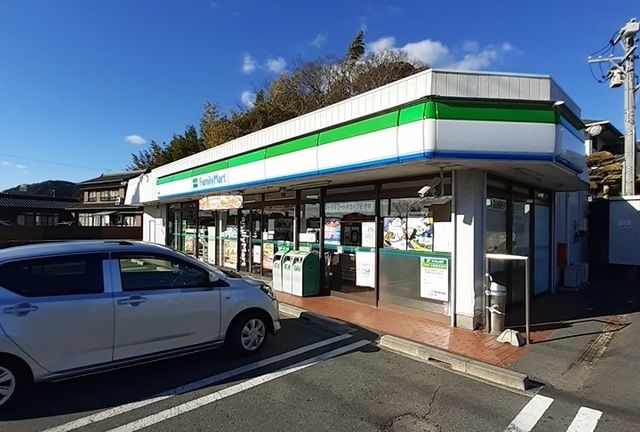 近くのファミリーマートまで350m（徒歩5分）