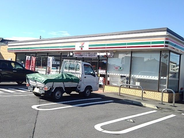 近くのセブンイレブン新町笛木境店まで500m(徒歩7分)