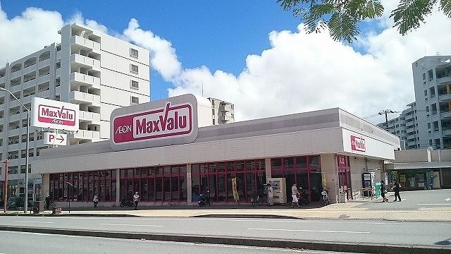 近くのマックスバリュ新都心めかる店まで450m（徒歩6分）