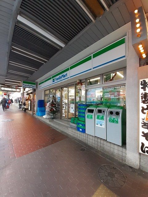 近くのファミリーマートまで564m（徒歩8分）