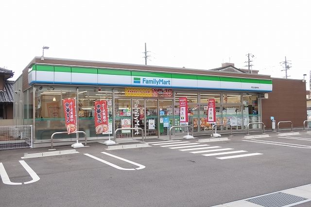 近くのファミリーマートまで300m（徒歩4分）