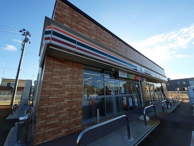 近くのセブンイレブン上越安江店まで470m（徒歩6分）