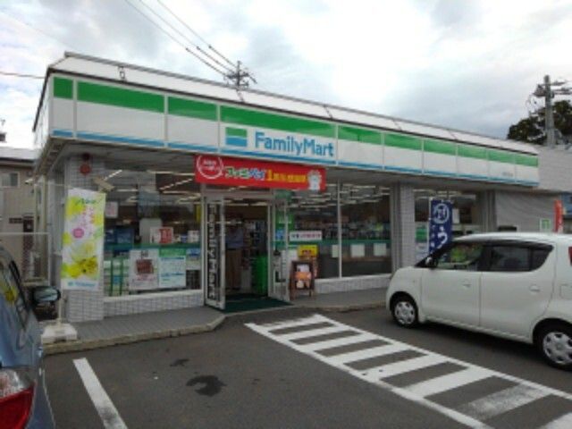 近くのファミリーマート長野高田店まで450m（徒歩6分）