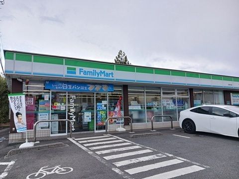 近くのファミリーマートまで500m（徒歩7分）