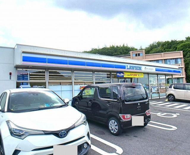 近くのファミリーマートまで850m（徒歩11分）