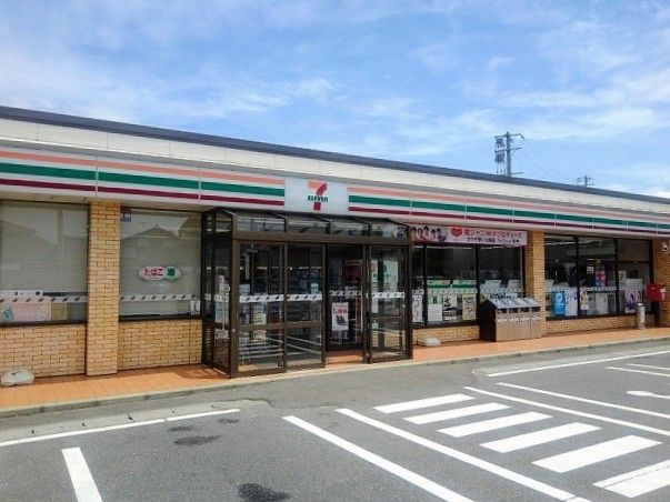 近くのセブンイレブン三川町横山店まで2,500m（徒歩32分）