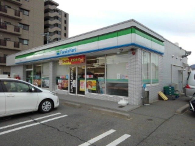近くのファミリーマート長野五分一店まで200m（徒歩3分）