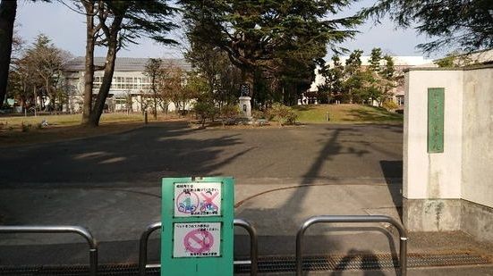 近くの沼垂小学校まで1,000m（徒歩13分）