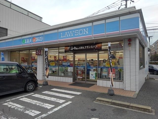 近くのローソン久留米文化センター通店まで590m（徒歩8分）