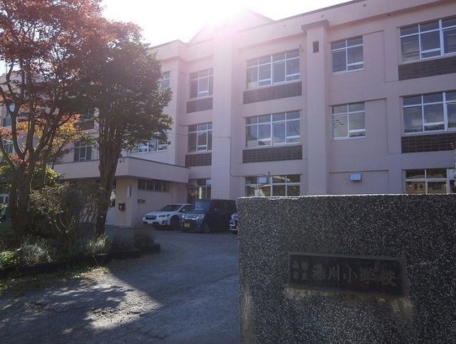 近くの函館市立湯川小学校まで150m（徒歩2分）