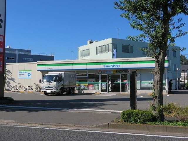 近くのファミリーマートまで600m（徒歩8分）