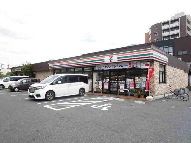 近くのセブンイレブンまで550m（徒歩7分）