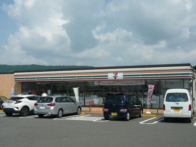 近くのセブンイレブン薩摩川内平佐町店まで1,400m（徒歩18分）