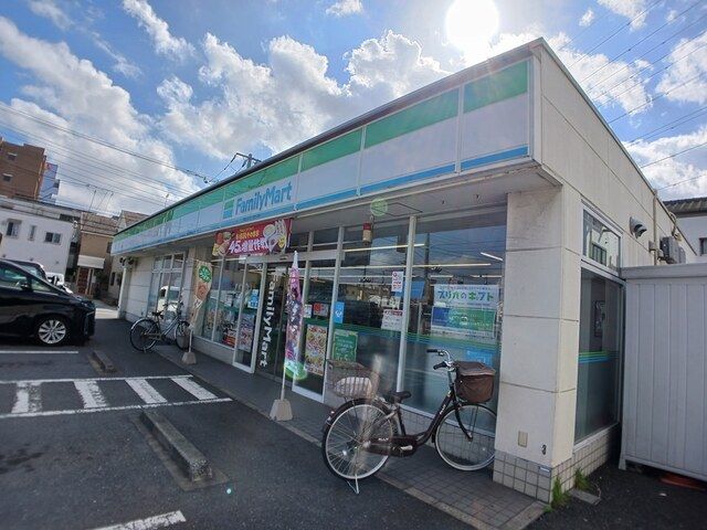 近くのファミリーマートまで302m（徒歩4分）