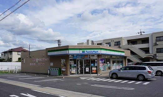 近くのファミリーマートまで200m（徒歩3分）