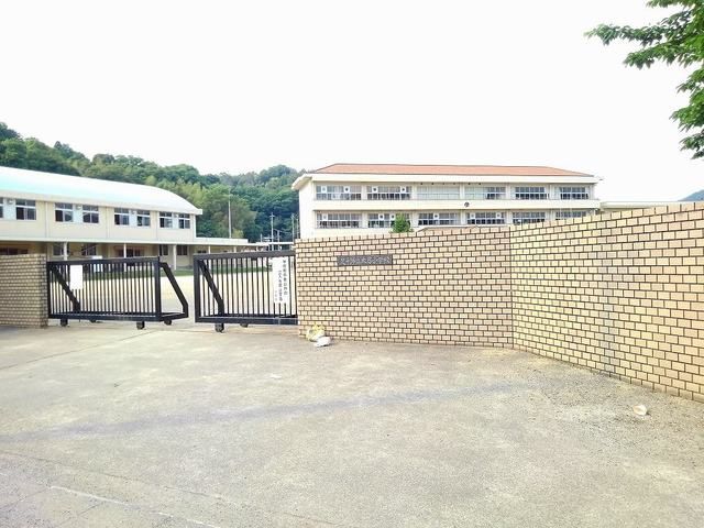 近くの大月小学校まで1,800m（徒歩23分）