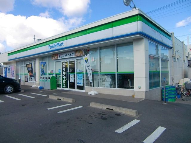 近くのファミリーマート掛川西町店まで750m（徒歩10分）
