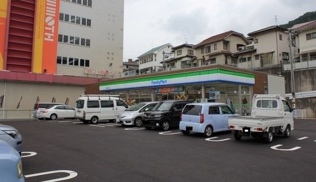 近くのファミリーマートまで550m(徒歩7分)