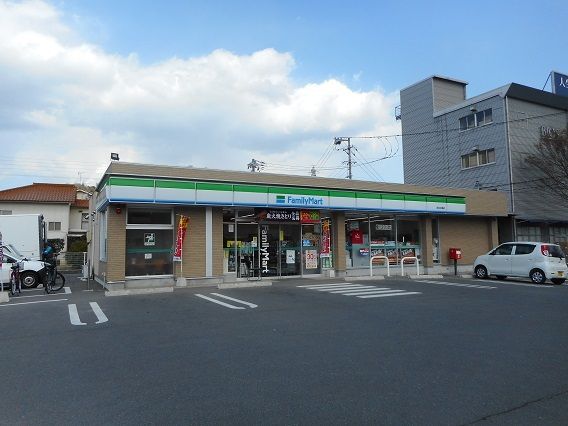 近くのファミリーマート府中中須店まで400m（徒歩5分）