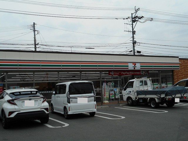 近くのコンビニまで730m（徒歩10分）