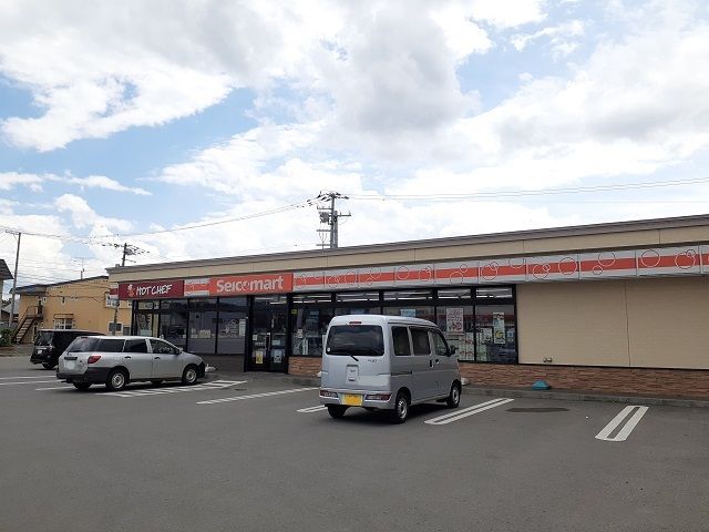 近くのセイコーマート上富良野宮町店まで450m（徒歩6分）