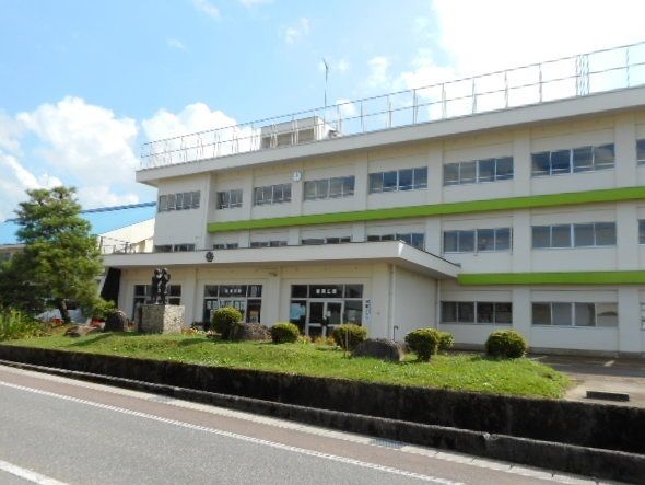 近くの東小学校まで210m（徒歩3分）