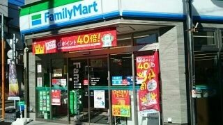 近くのファミリーマート幡ヶ谷本町店まで30m(徒歩1分)