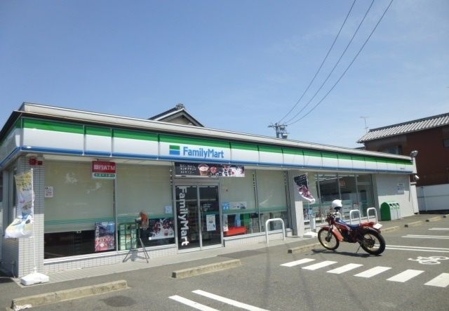 近くのファミリーマートまで210m（徒歩3分）