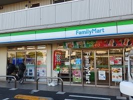 近くのファミリーマートまで50m（徒歩1分）