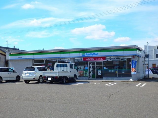 近くのファミリーマート桑名安永東店まで1,100m（徒歩14分）