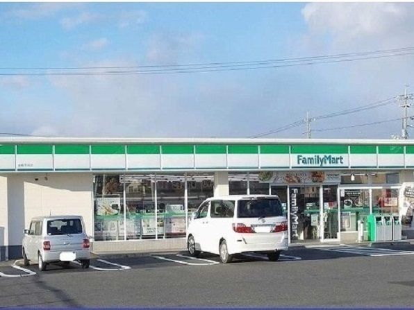 近くのファミリーマート倉敷下庄店まで650m（徒歩9分）