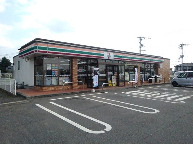 近くのセブンイレブン筑西関本店まで650m（徒歩9分）